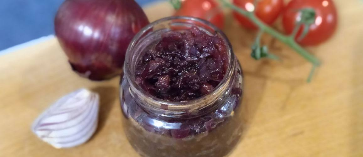 Cibulový džem neboli cibulová marmeláda ve sklenici